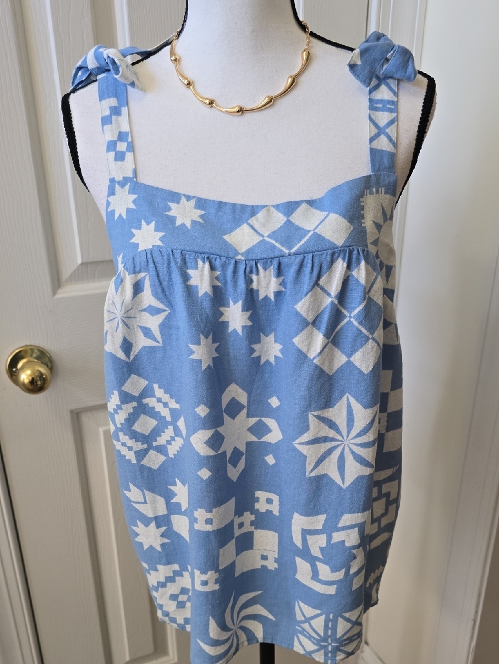 SONOMA BRAND WOMEN'S BLUE & WHITE SUMMER TANK TOP WITH TIE STRAPS SMOCKING LARGE